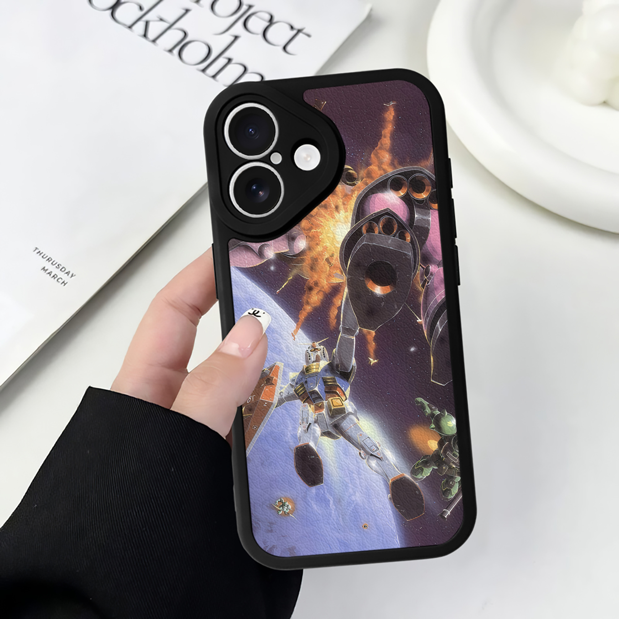 （画像用） 機動戦士ガンダム Mobile Suit Gundam 【iPhone 16シリーズ対応】シリコンスマホケース（レザー調） 材質：シリコン